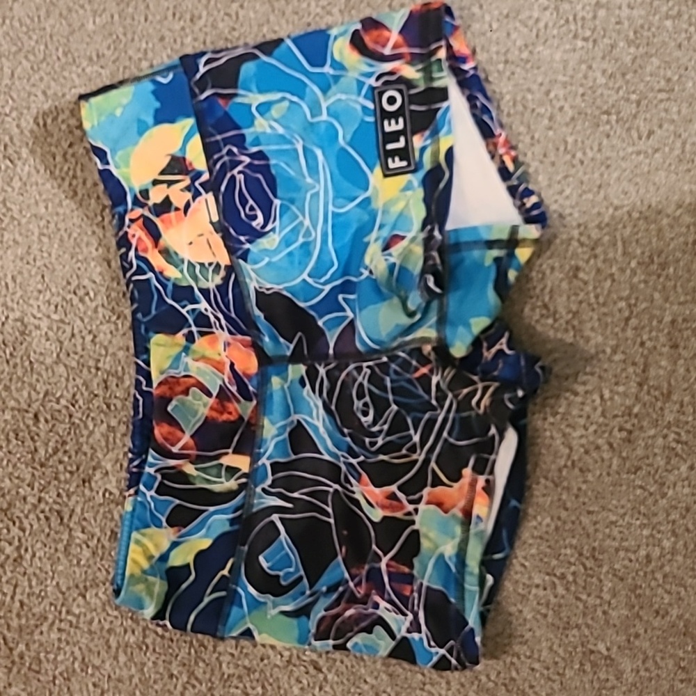 Fleo shorts size large